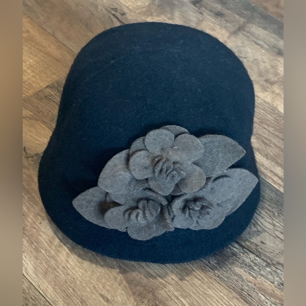 August wool flower embroidered bucket hat